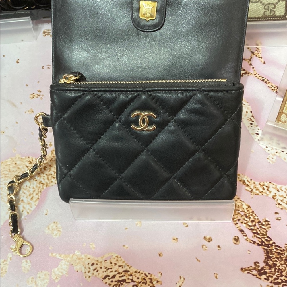 CC High Fashion. Black Quilted Wristlet